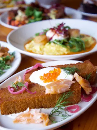 It’s brunch day! Stop in and enjoy our new menu items like this Latke hash browns with  cream, smoked salmon, salmon roe, pickled red onions, and scallions. You’ll be happy you did! 😍