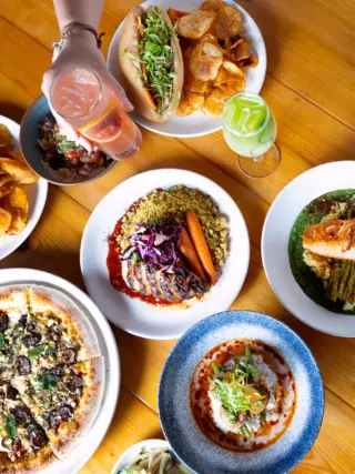 Stop in this week for dinner with some of your faves! Tonight we’ve got trivia on the rooftop, Thursday we have @winterparks_ playing from 6-9, and of course all week long you can enjoy delicious food and drinks while taking in some fabulous local art!