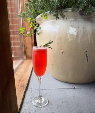 Make sure you ask for our featured cocktail this week when you’re in! 
Hearthside 75 
Gin, blackberry, rosemary, & lemon 
⭐️